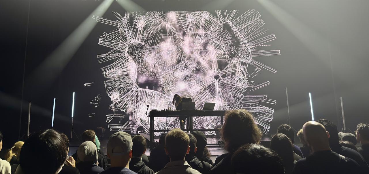踊らないのに、トランスする。MUTEK.JP圧巻のパフォーマンスは、現代の