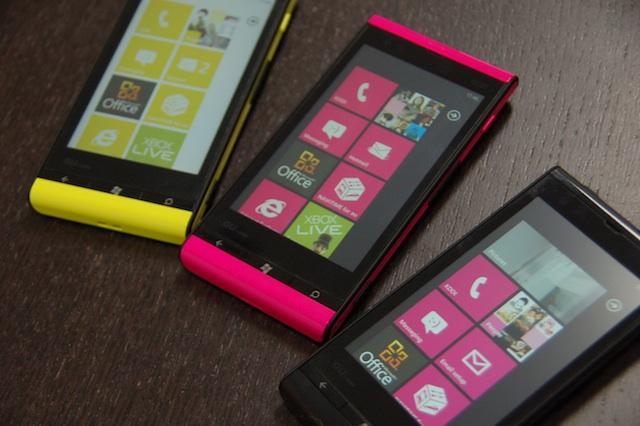 触れば触るほど癖になる。サクサクでぬるぬるなWindows® Phone IS12T