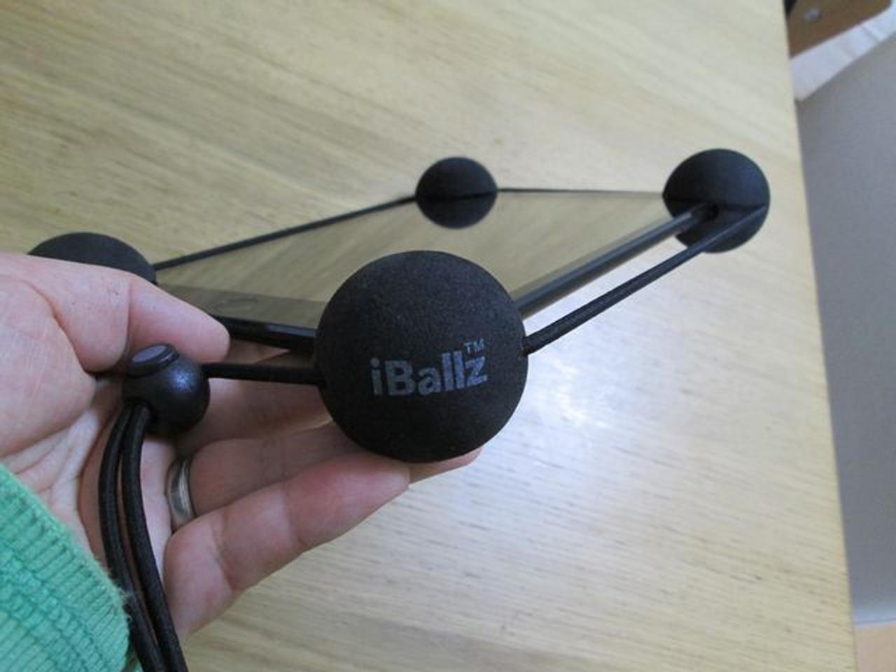 iPadの落下時に衝撃を吸収しスタンドにもなる｢iBallz｣