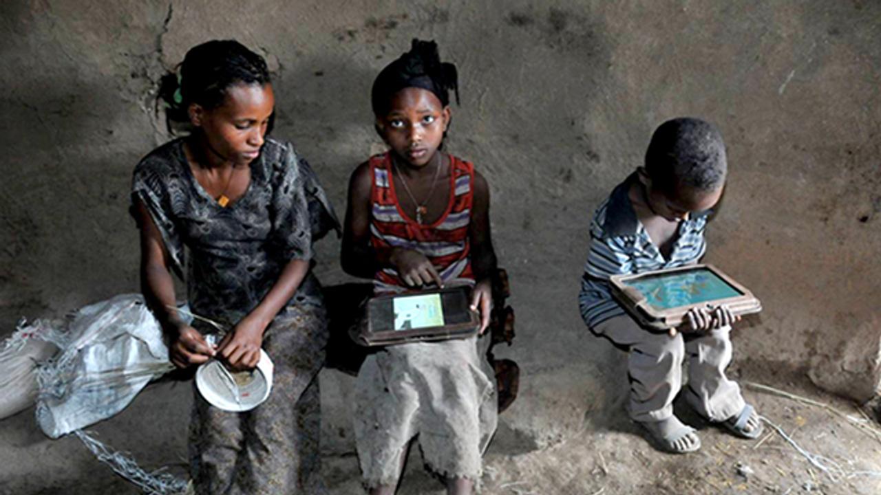 読み書きできないエチオピアの子供たちにAndroidタブレットを与えたら...彼らは5ヶ月でハックした
