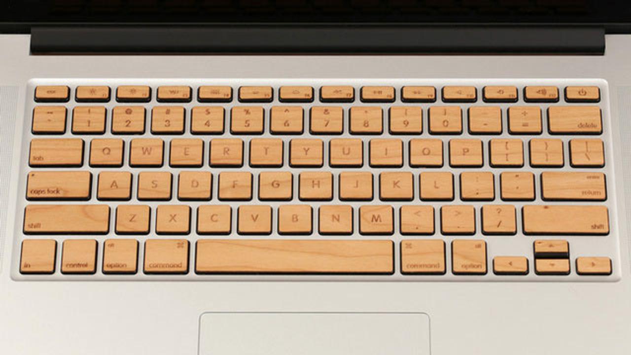 風情あるかも？ 木のキーボードにしたMacBook