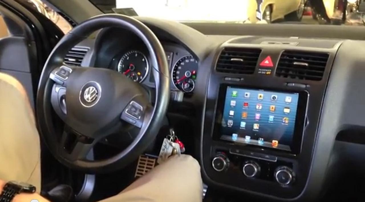ダッシュボードにiPad miniを埋め込んだ｢iCar｣的なものを作ったカーショップ（動画あり）