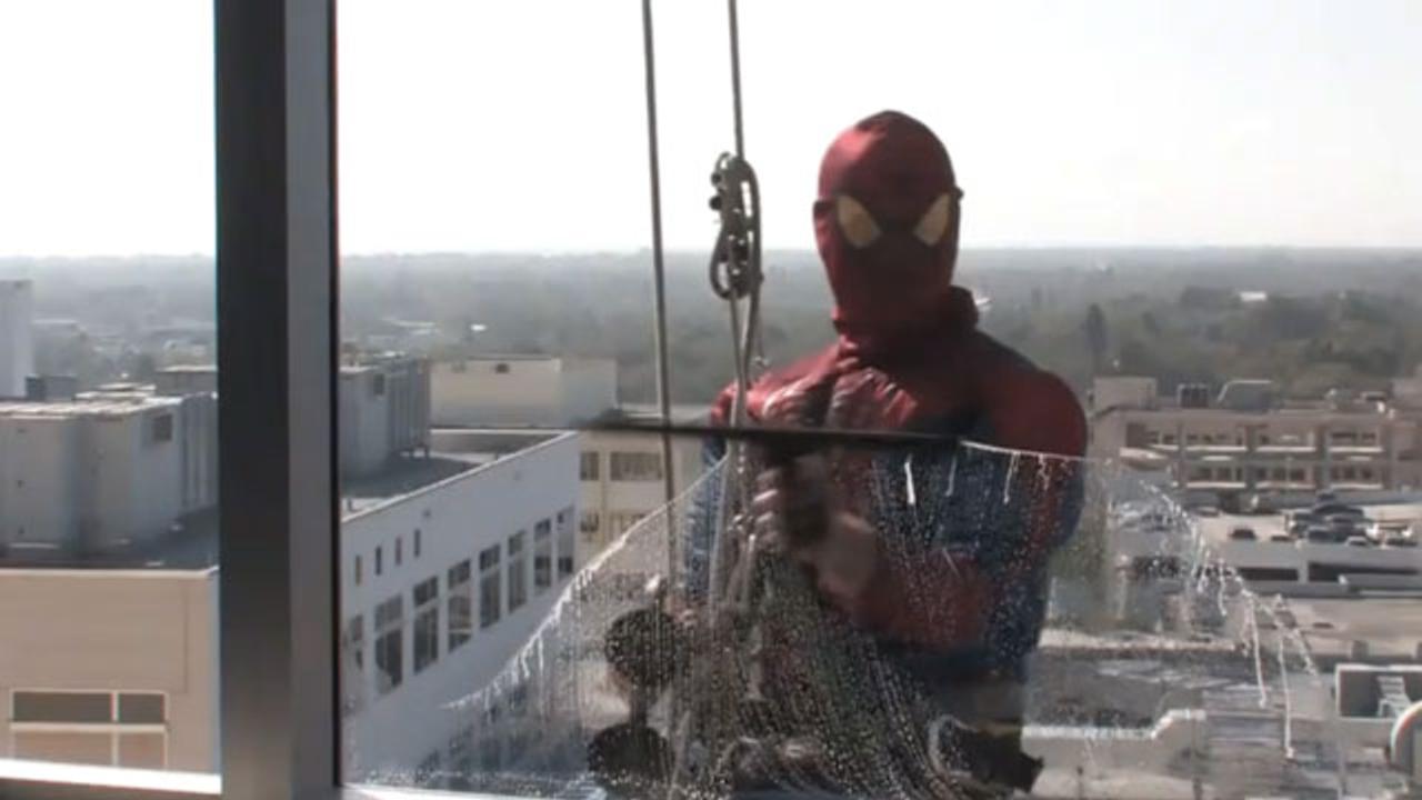 小児病院にスパイダーマンが窓拭き掃除にやってきた！（動画）