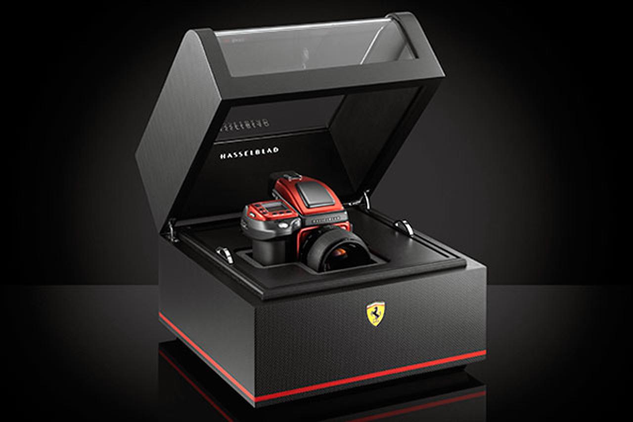 ハッセルブラッドとフェラーリがコラボした高級デジタル一眼カメラ、お値段はなんと285万6000円！