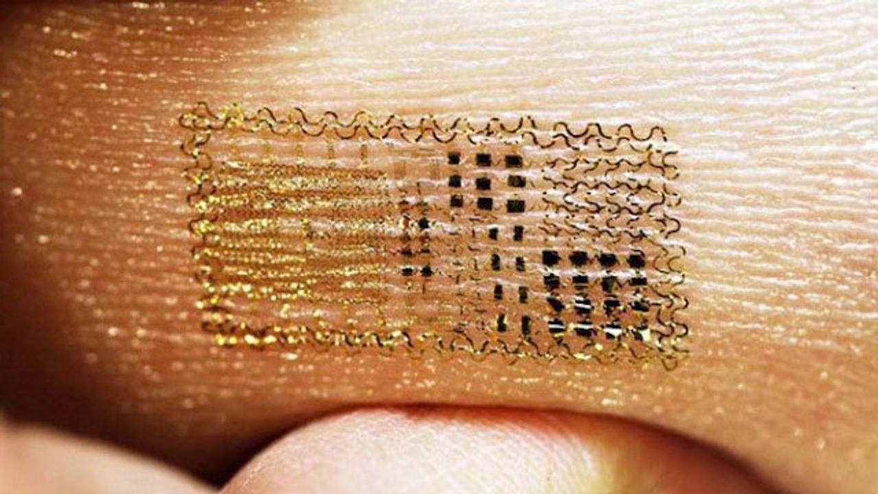 電子センサーをタトゥーとして皮膚に直接はりつけます