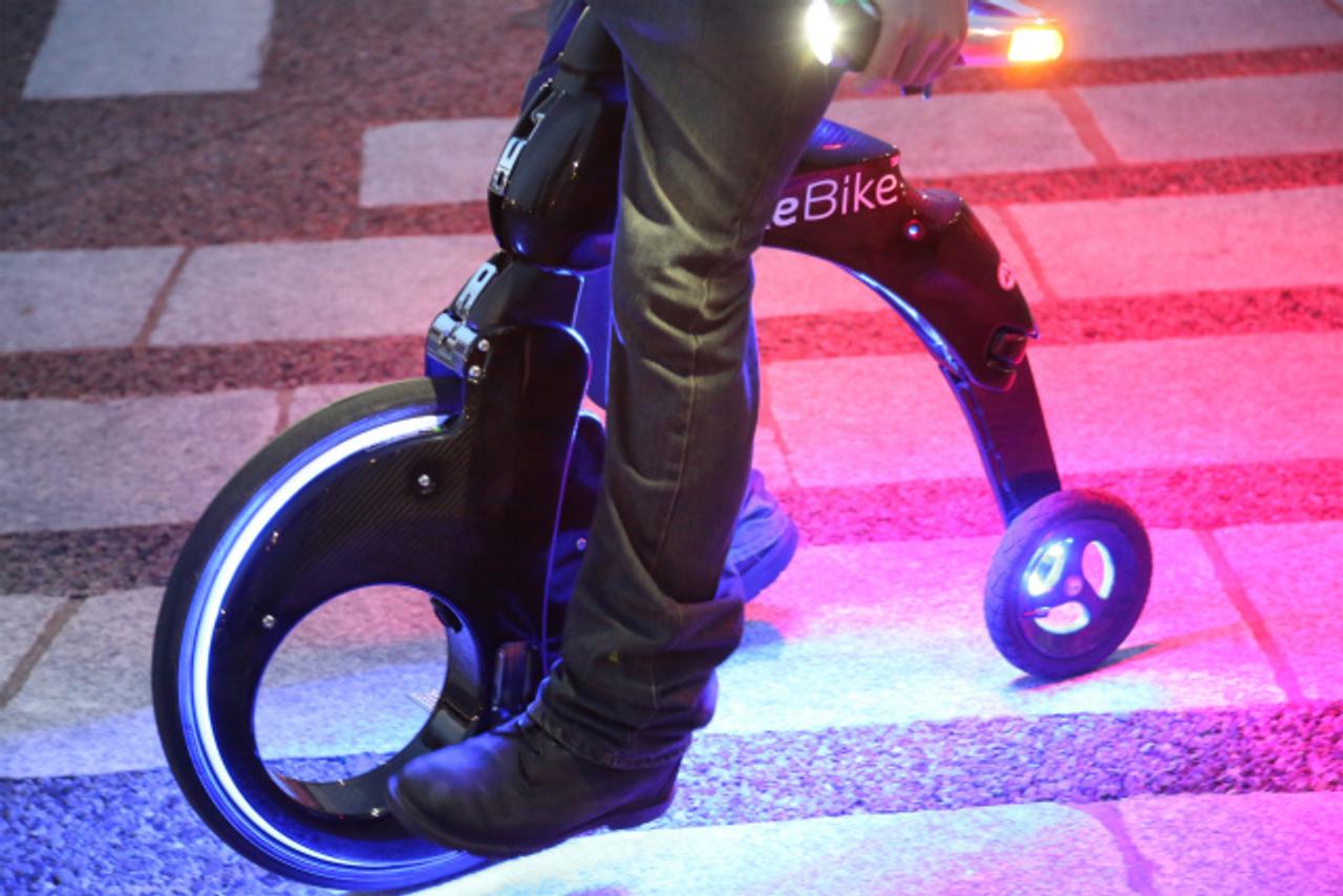 SF映画に出てきそう。折りたたみ式電気二輪車｢YikeBike｣に乗ってきた