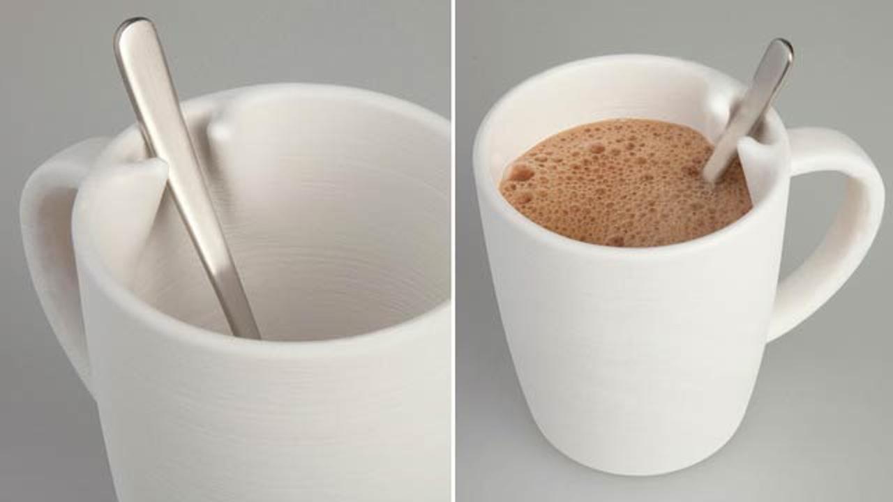 マグカップの｢スプーンぐるーん落ち問題｣に解決策、これが天才マグカップだ！