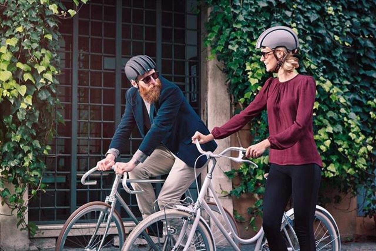 スーツやジャケット姿ともマッチする畳める自転車ヘルメット｢Citly｣