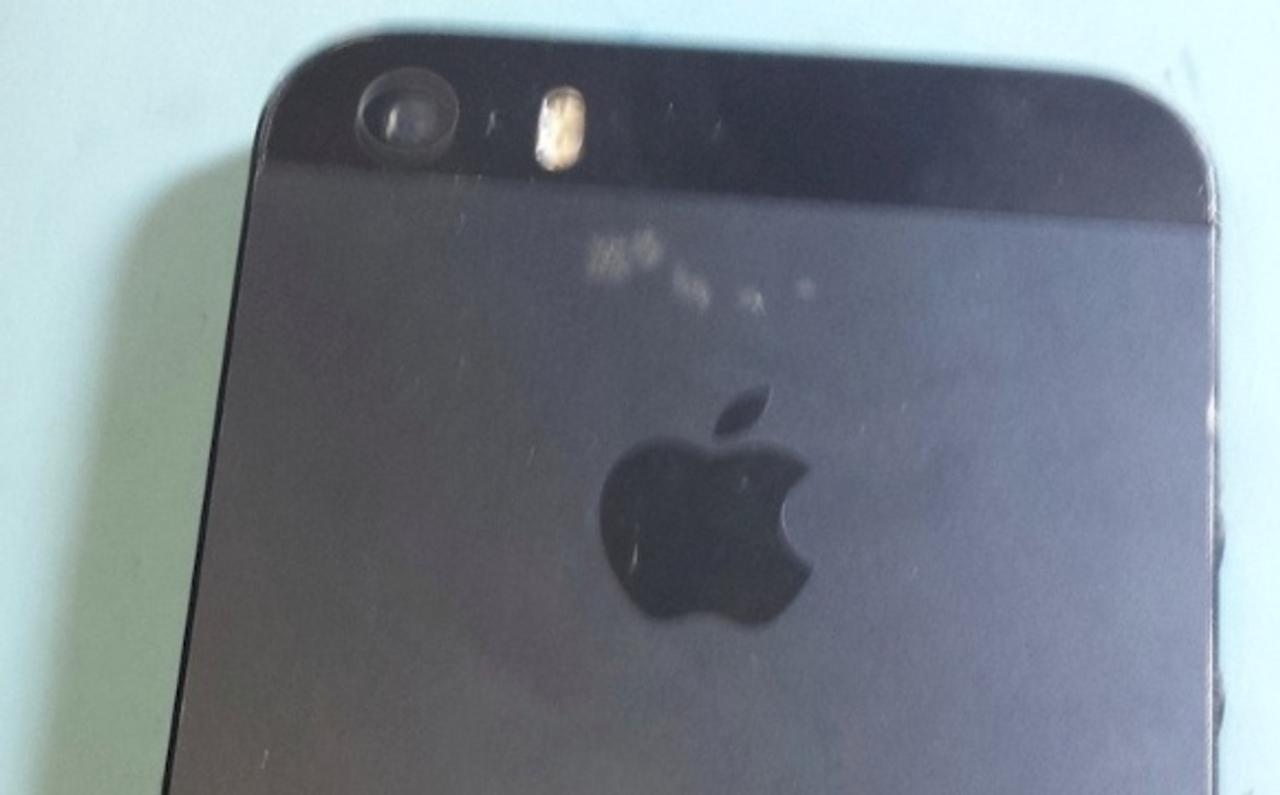 iPhone 5Sの最終プロトタイプか？ フラッシュ形状が変化したほぼ完成品の画像がリーク