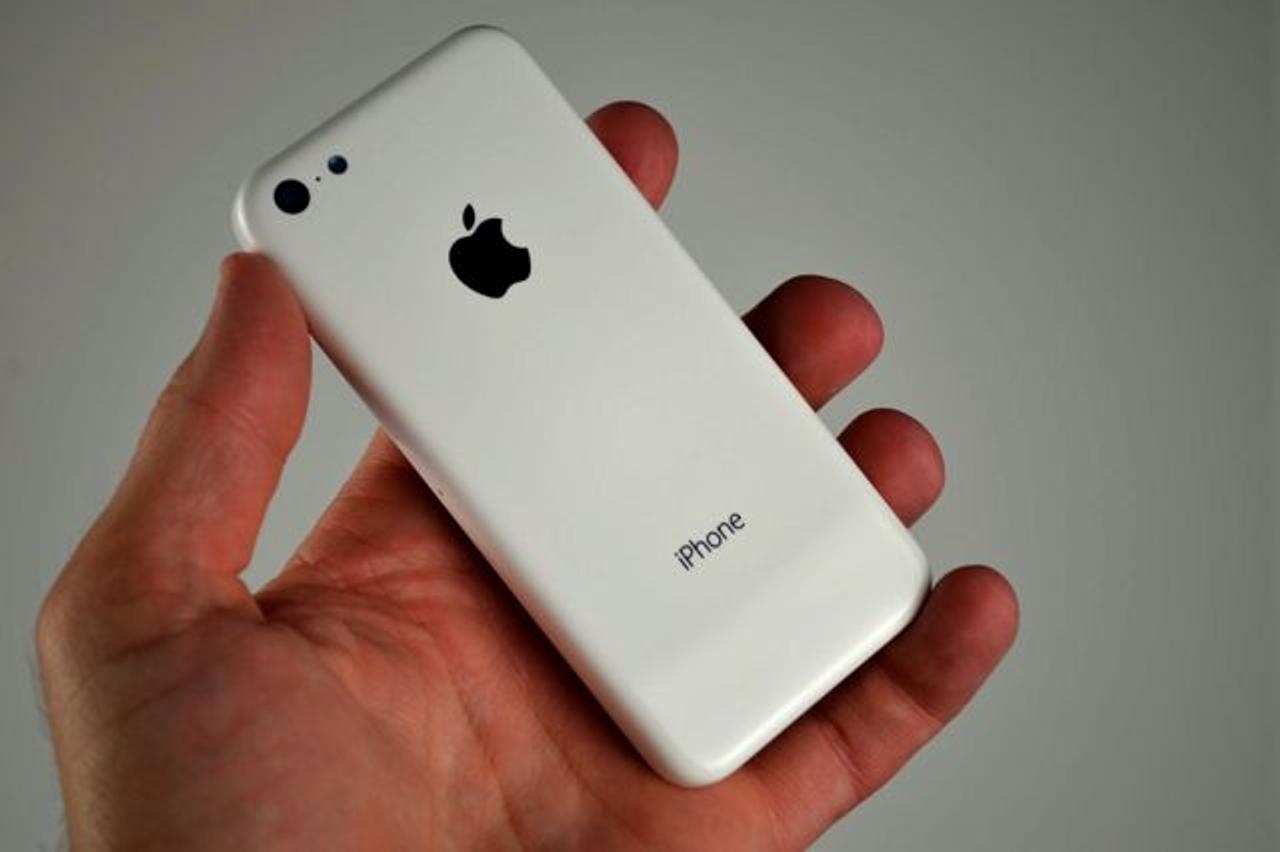 廉価版｢iPhone 5C｣は無口な子？ Siri非搭載みたいです…