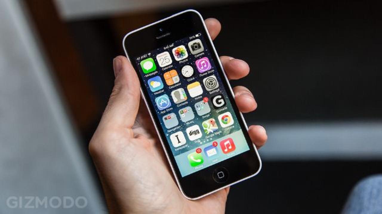iPhone 5c、売れてないの？ 生産台数削減とウォールストリート・ジャーナルが報道
