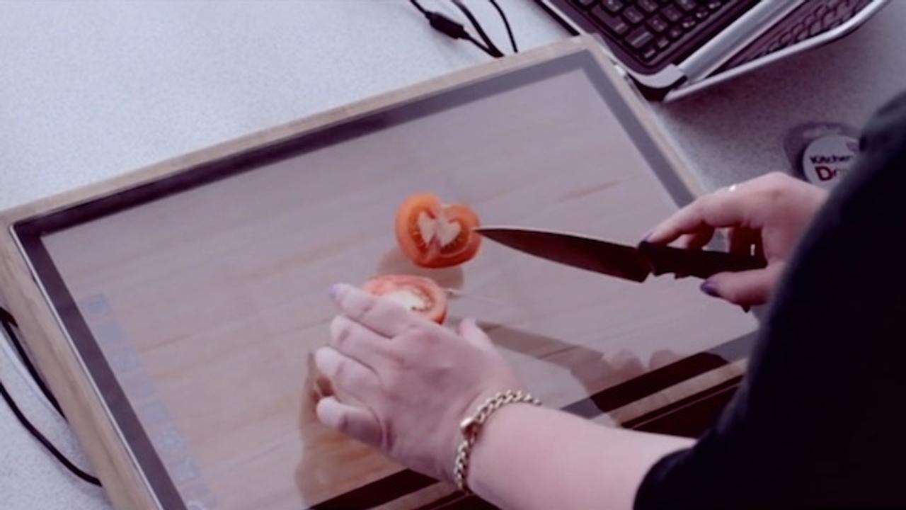 強化ガラスで包丁も使える！ シャープが｢まな板タブレット｣を発表（動画あり）
