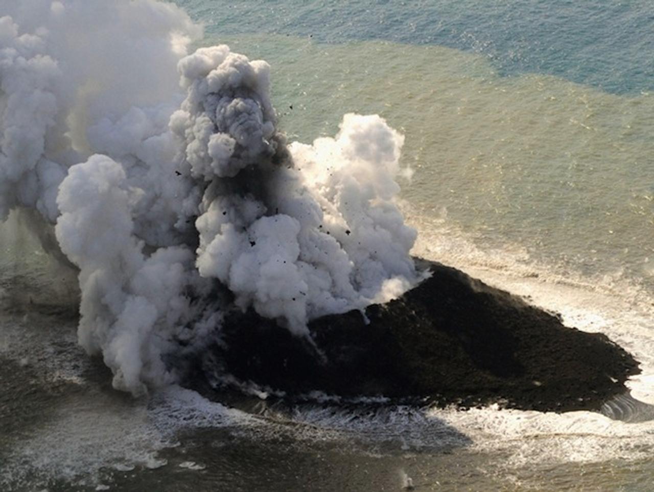 火山爆発、日本に新しい島が誕生