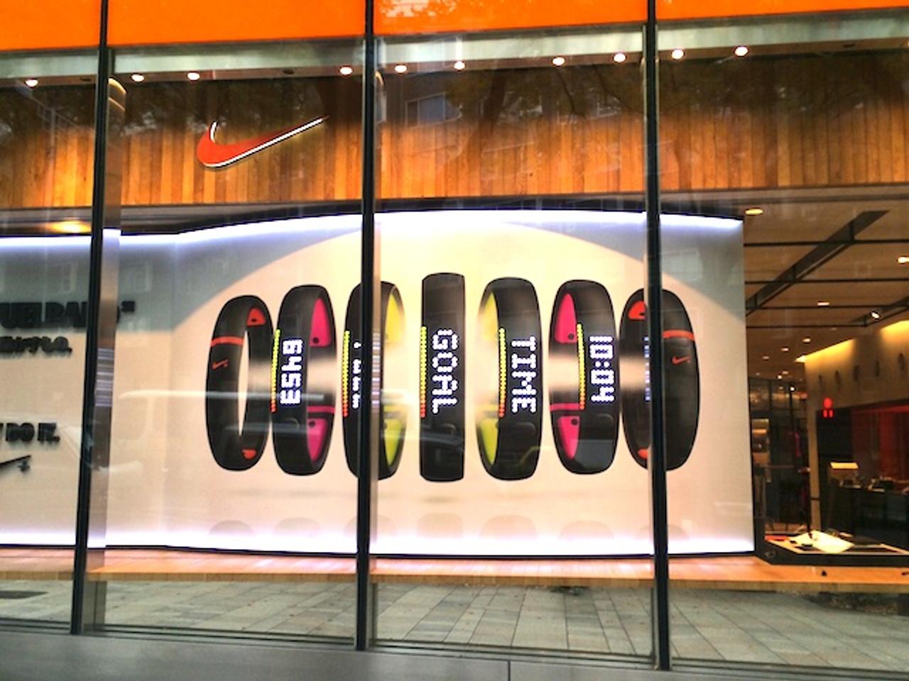 今日から発売開始！ Nike+ FuelBand SEを受け取りにナイキ原宿店で行列してます（10：00更新）