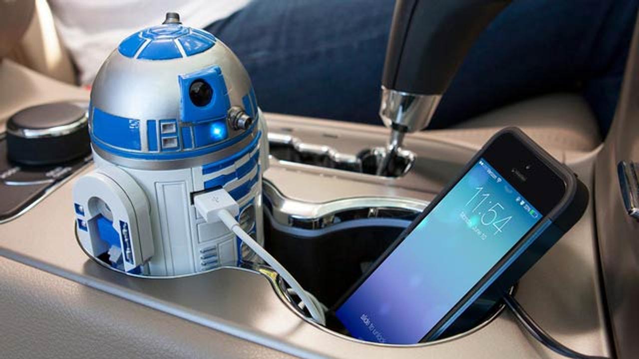 車のカップホルダーに最高の相棒、R2-D2型のUSBチャージャー（しかも動いてしゃべります）