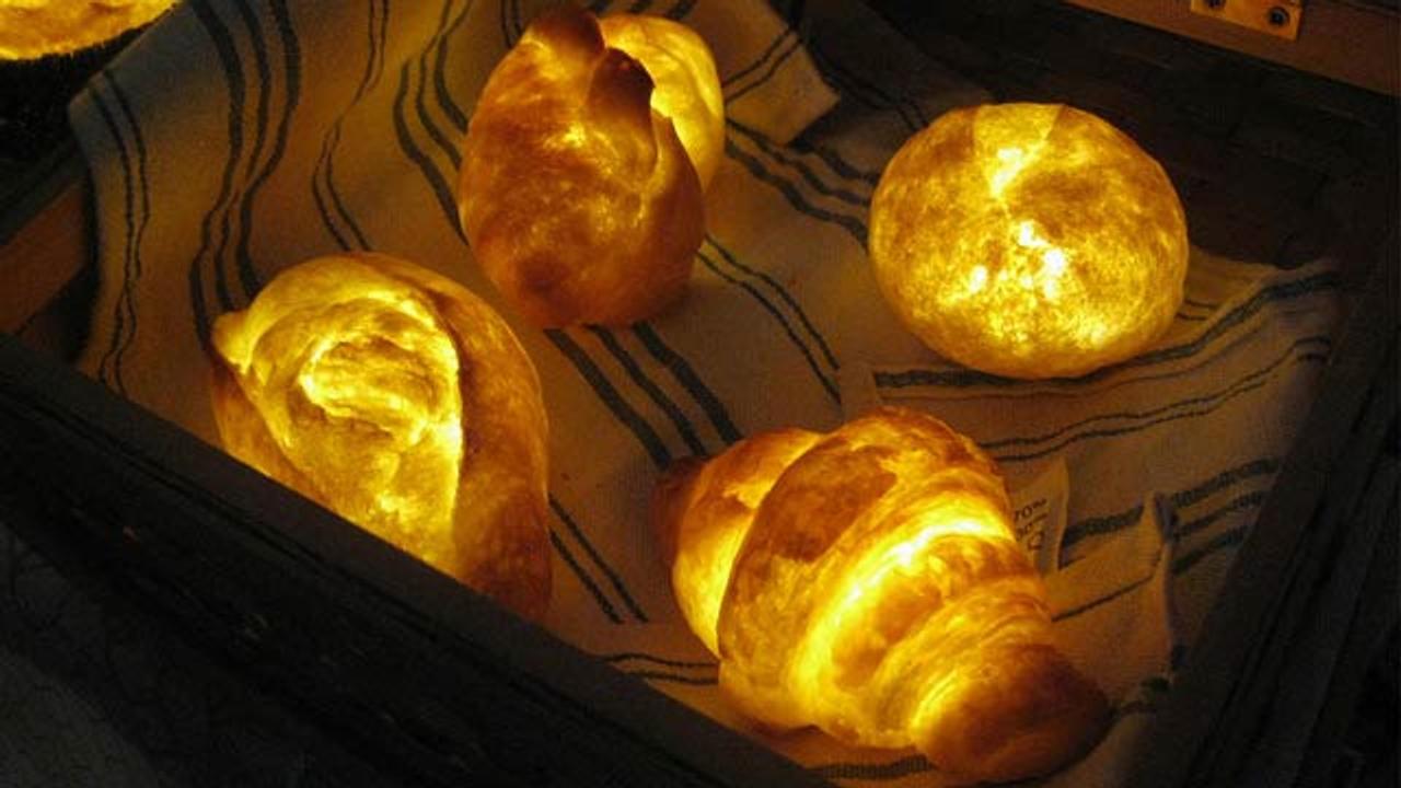 世界一美味しそうでお腹がすく光、本物のパンでできたランプ