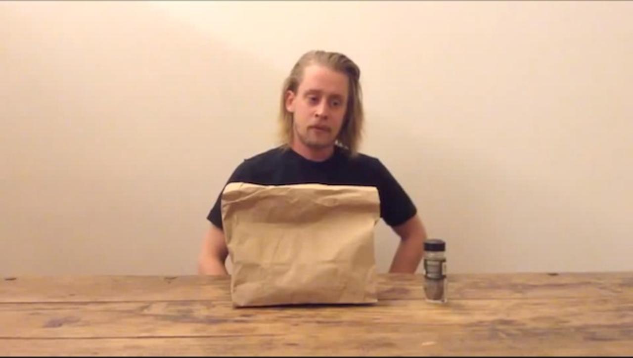 『ホーム・アローン』のマコーレー・カルキンがピザを淡々とピザを食べる動画