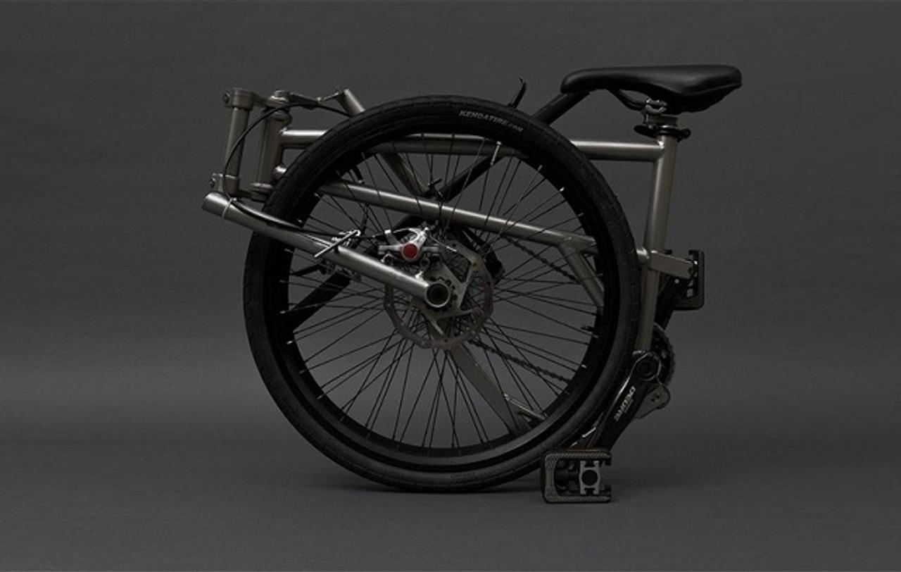 タイヤサイズに折りたためる軽々チタン製自転車