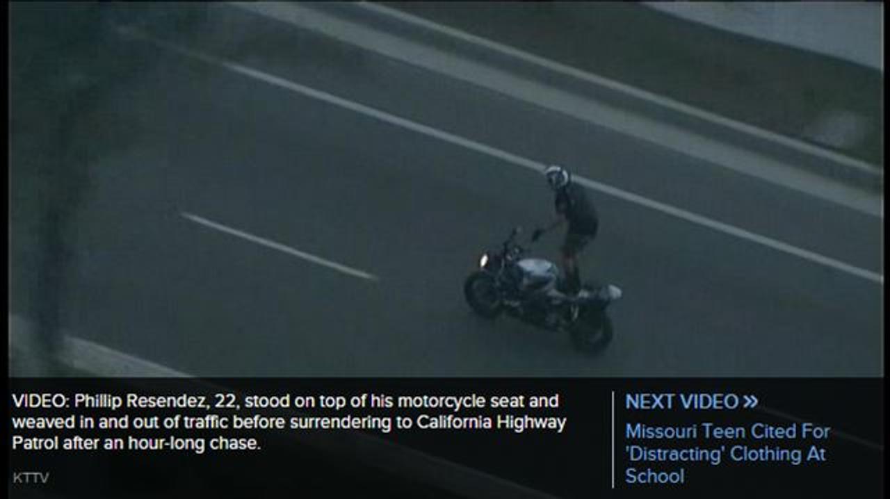 警察から逃げながらホンダのバイクに立って曲芸を披露する男