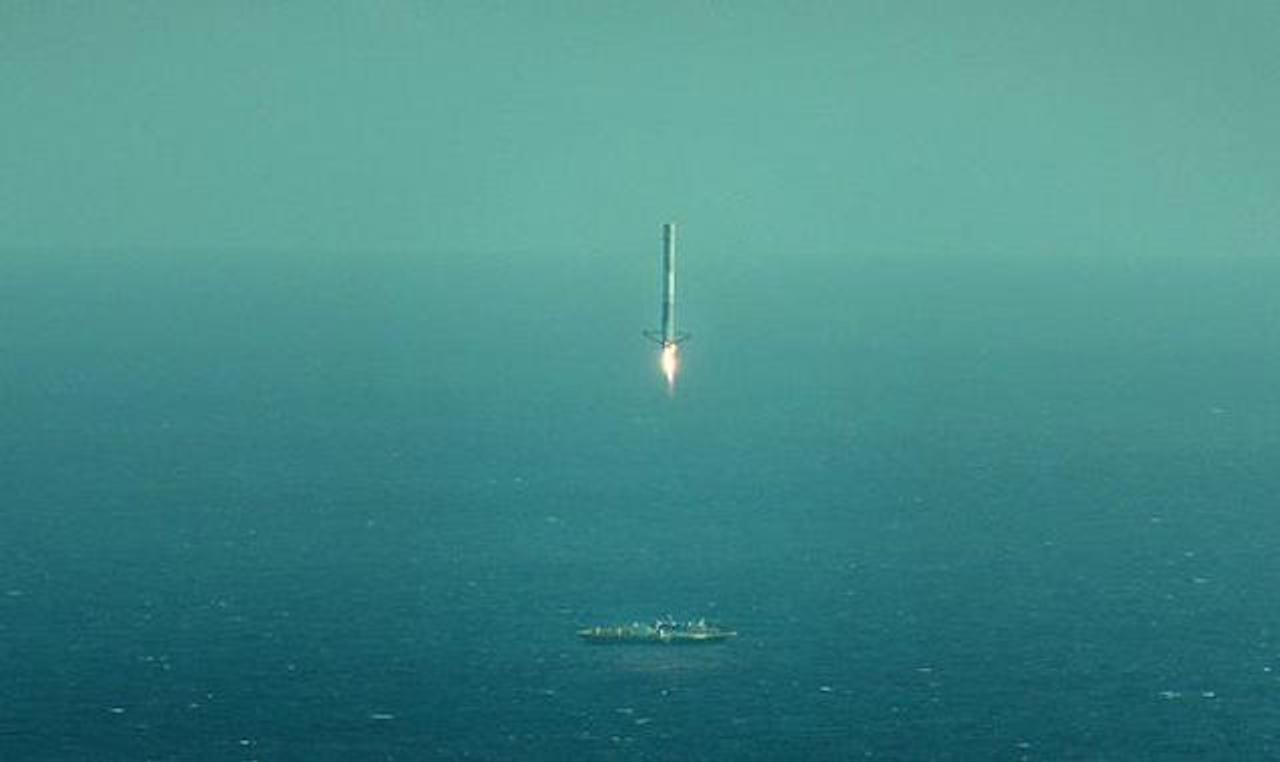 惜しさ半端ない...SpaceXの垂直に着地するFalconロケット実験失敗の瞬間