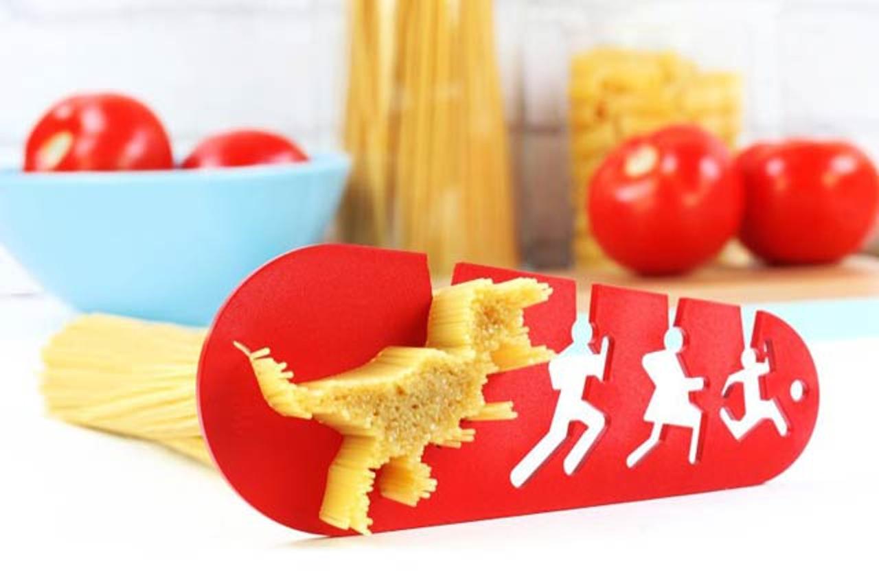恐竜に追いかけられる人でパスタの分量を量る