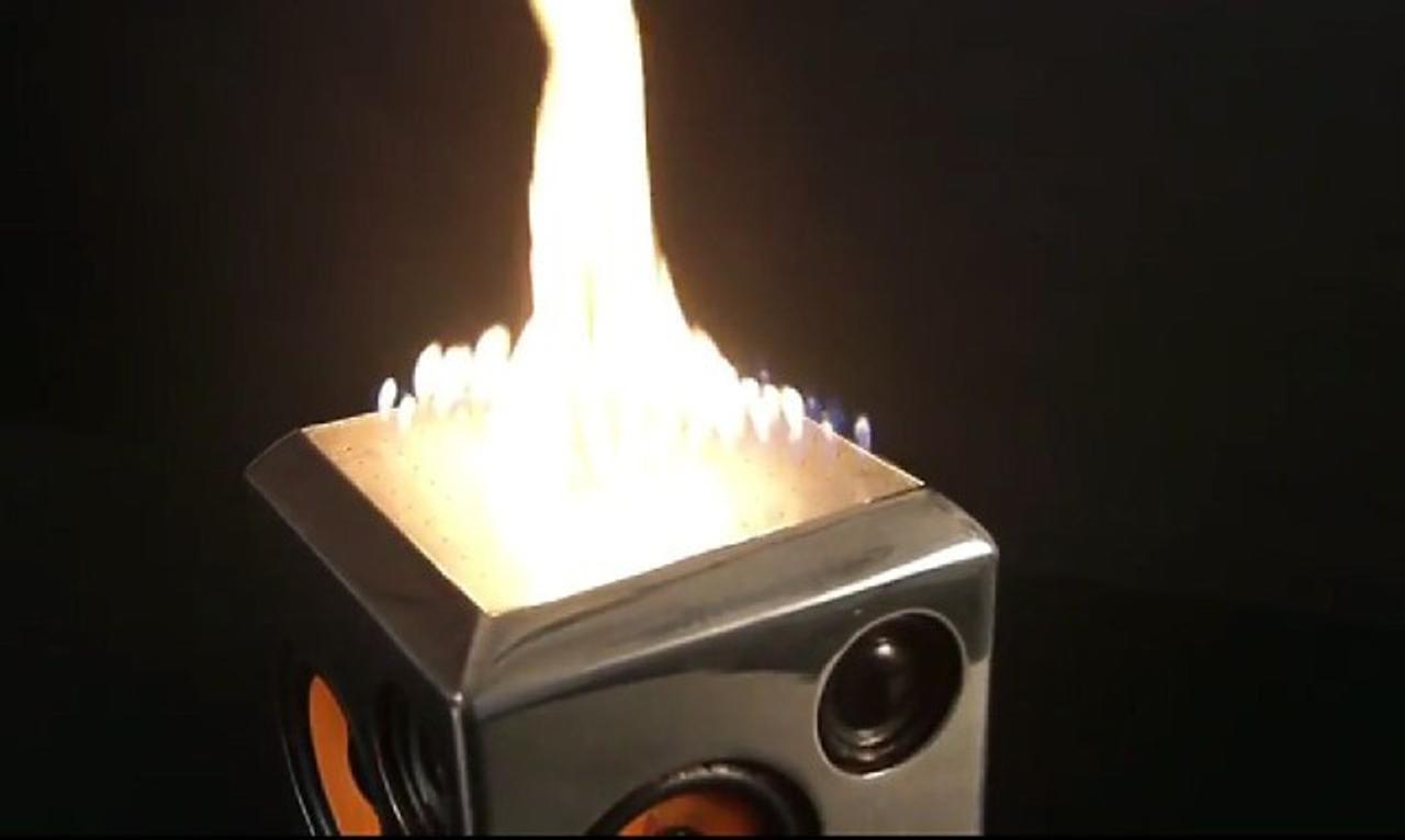 音だけじゃない、炎も出るスピーカー