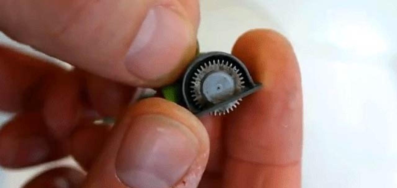親指の爪サイズ、3Dプリンター作の世界最小の電ノコ
