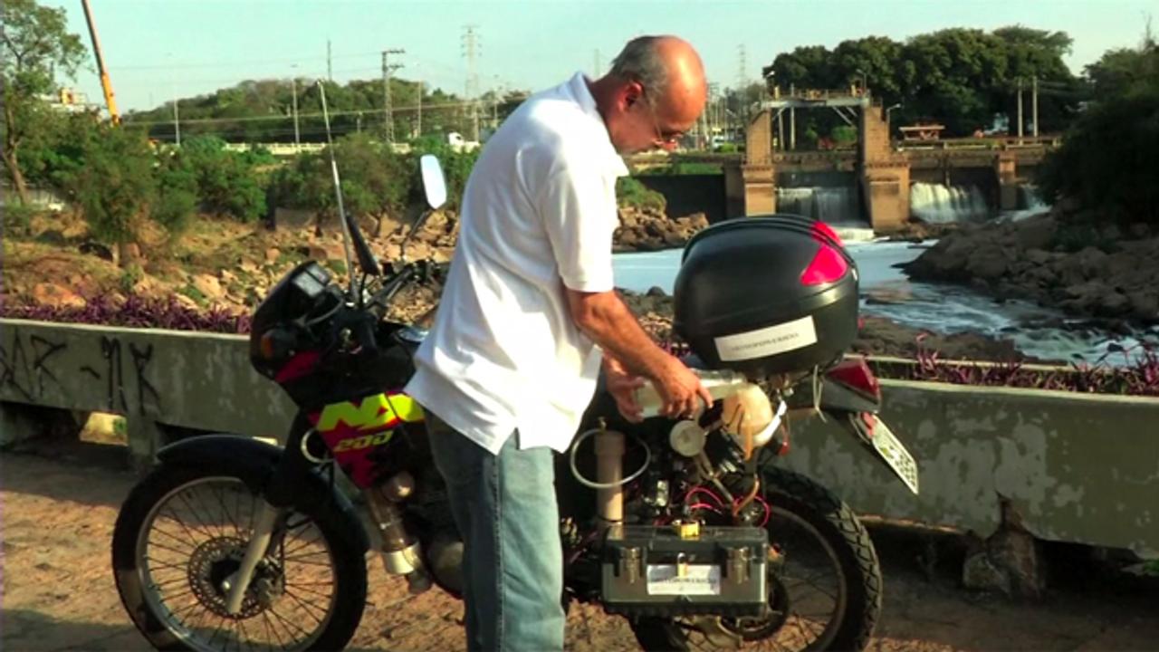 サンパウロのおじさん、1リットルの水で500km走るバイクを自作する