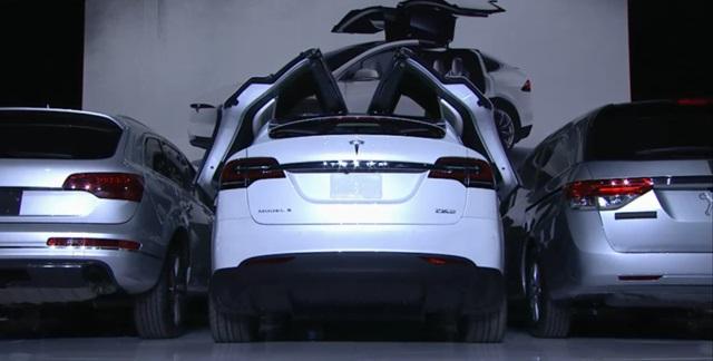 151001tesla_model_x_falconwing.jpg