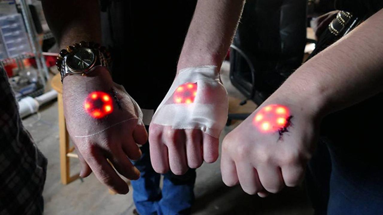 最近のバイオハッカーのトレンド：皮膚の下にLEDライトを埋め込む