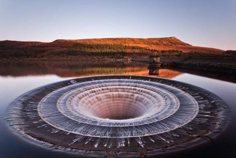 普段は大人しいけれど...？ イギリスの貯水池にある、大きな大きな水の