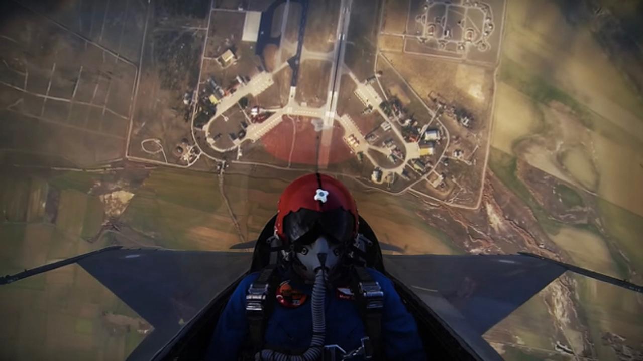 ほぼ垂直に上昇して雲の上へ突き出るF-16。コックピットから見た景色が感動的
