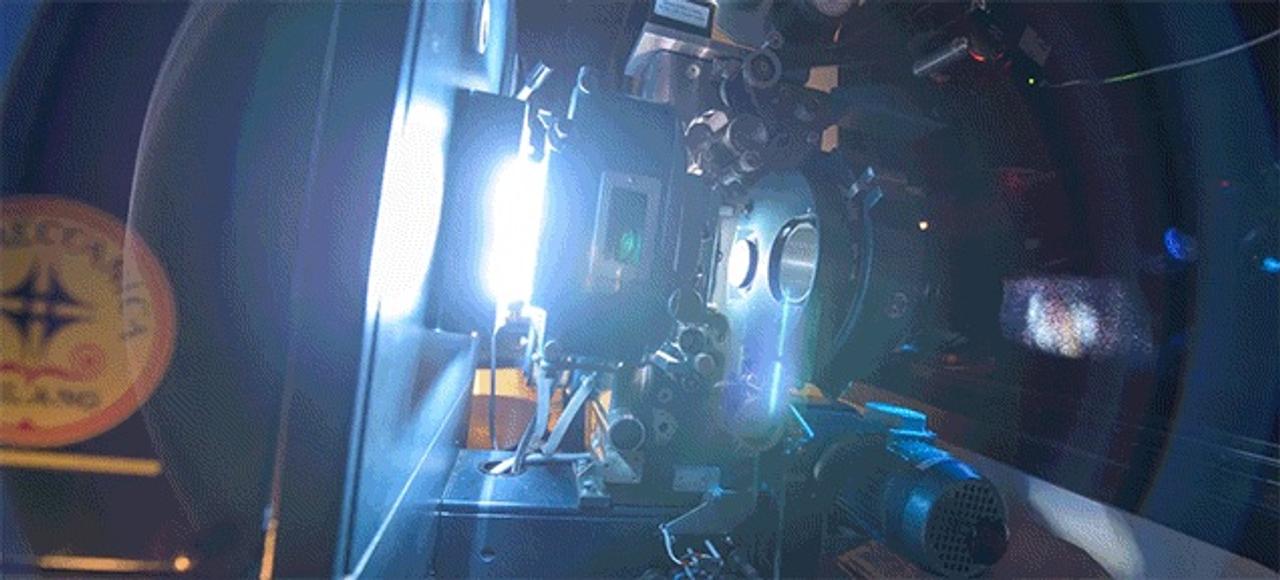 70mmフィルム映写機が動く姿を堪能してください。タランティーノ最新作「ヘイトフル・エイト」上映の裏側(動画あり)