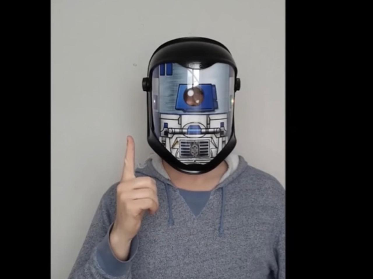 R2-D2ヘルメットがあなたの言葉をR2-D2語に｢翻訳｣してくれる