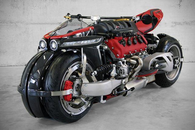 人間工学とか何も考えてなさそうなV8エンジン4輪バイク | ギズモード