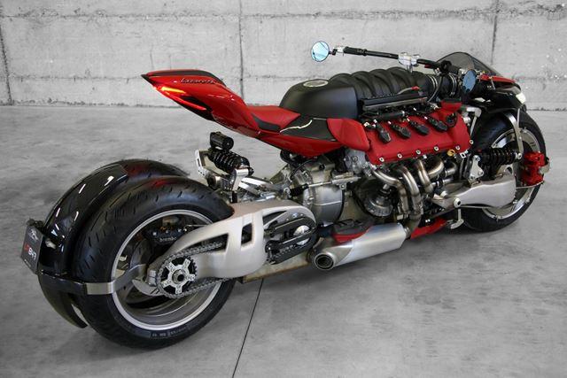 人間工学とか何も考えてなさそうなv8エンジン4輪バイク ギズモード ジャパン