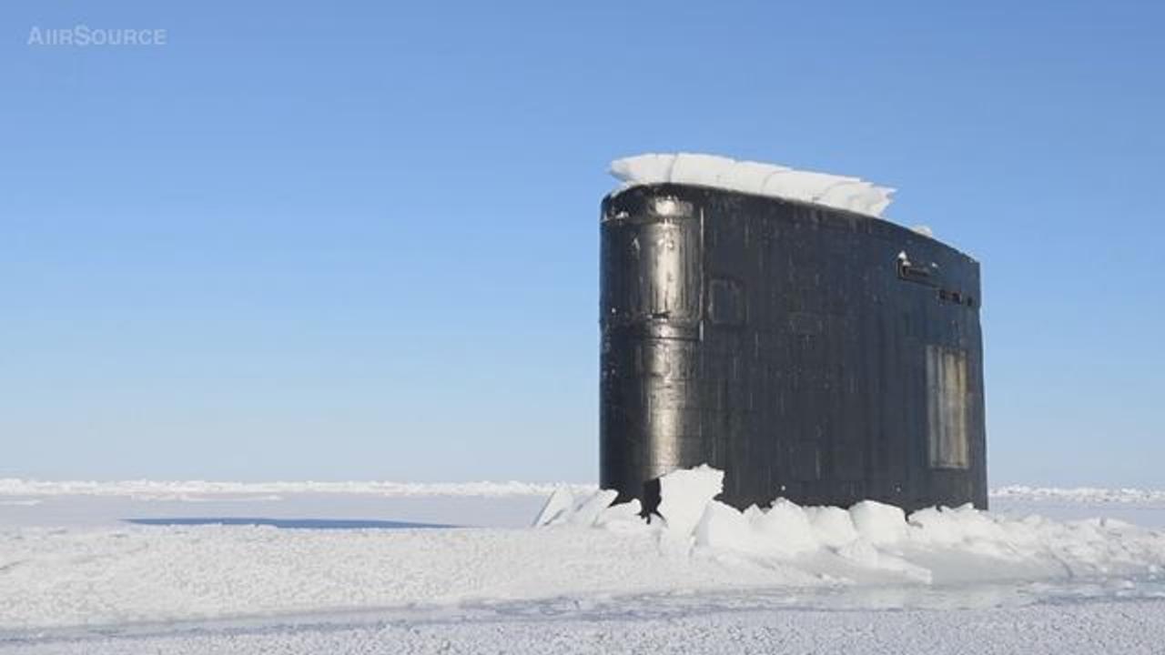 北極海のブ厚い氷を割って浮上するロサンゼルス級原子力潜水艦