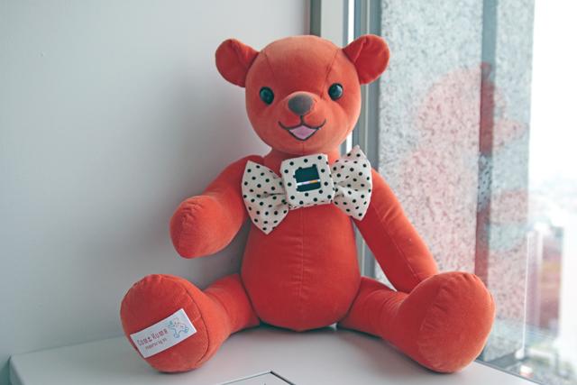 抱きしめて。そしてキスして。au、未来の｢クマのぬいぐるみ｣を作る