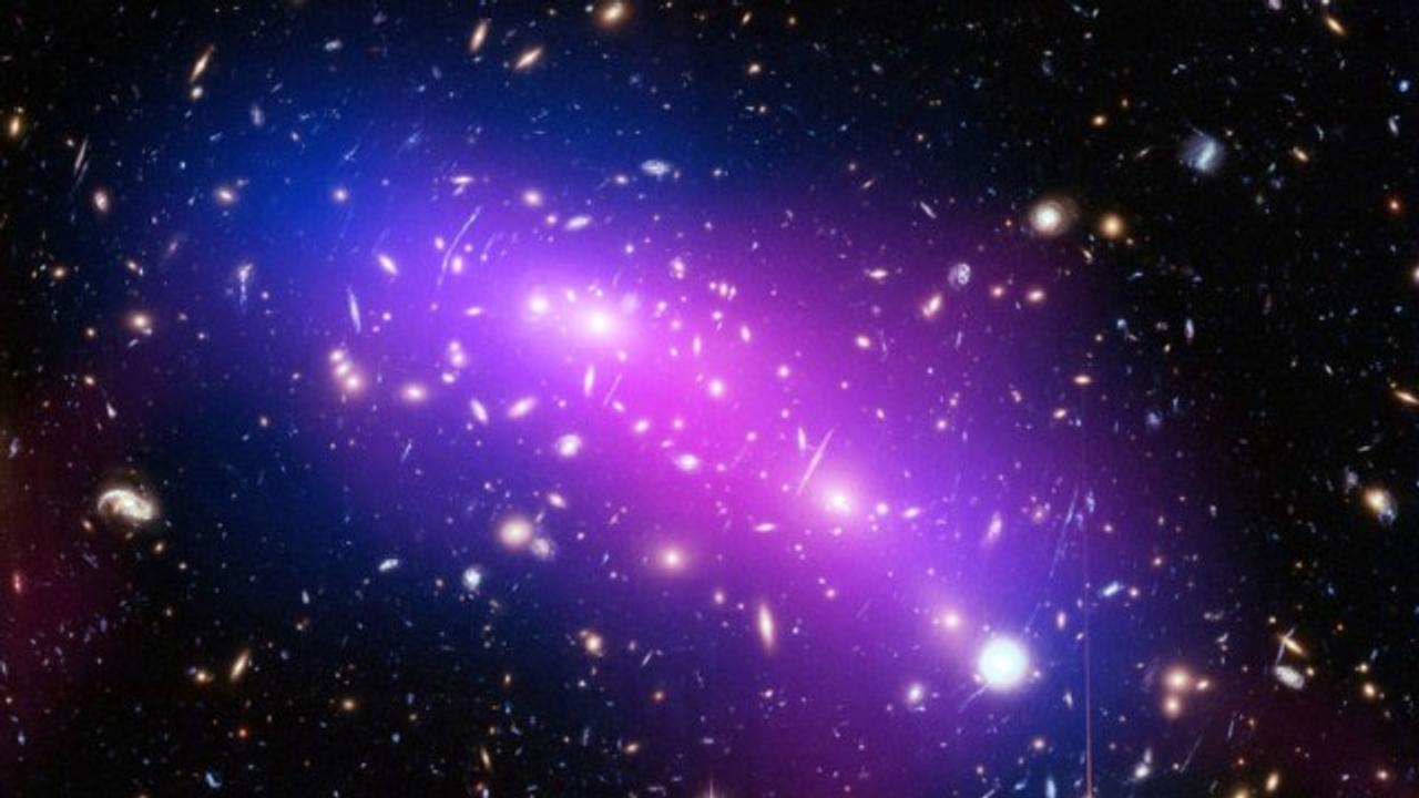 銀河団が激突直前 ハッブル宇宙望遠鏡が捉えた美しい写真 ギズモード ジャパン