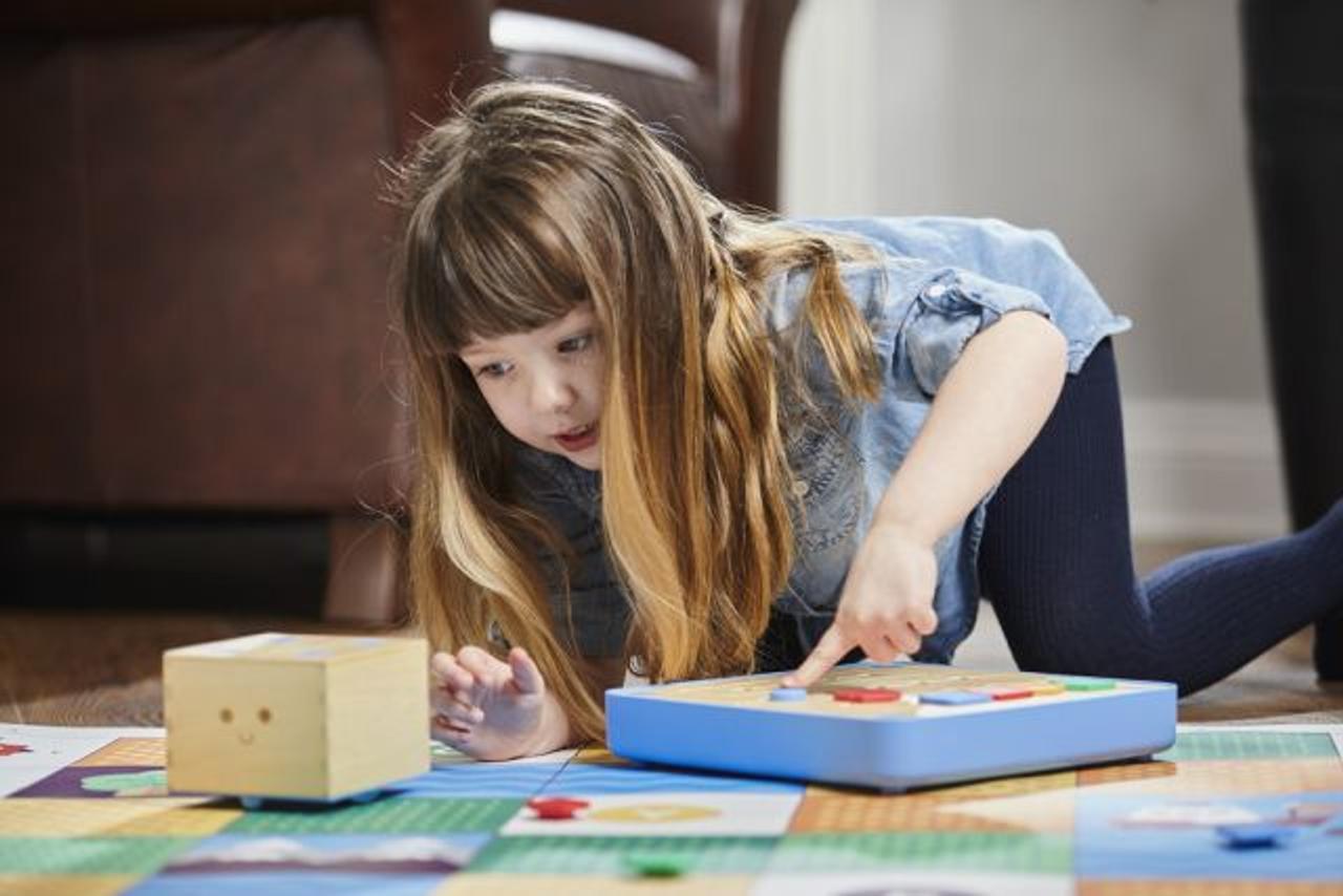 3歳児がプログラミングを学べるブロックおもちゃ｢Cubetto｣