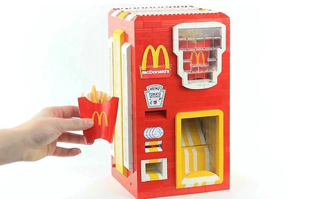 本物のマックフライポテトが出てくる、レゴ製自動販売機 | ギズモード