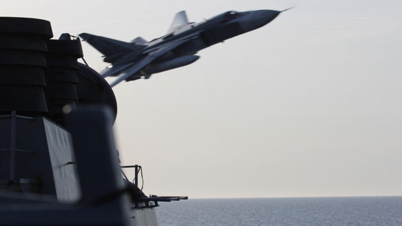 ロシア軍機がアメリカ駆逐艦にスレッスレの異常接近飛行した瞬間