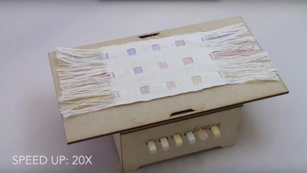 電気に反応して色を変える糸。可能性はファッションかディスプレイか