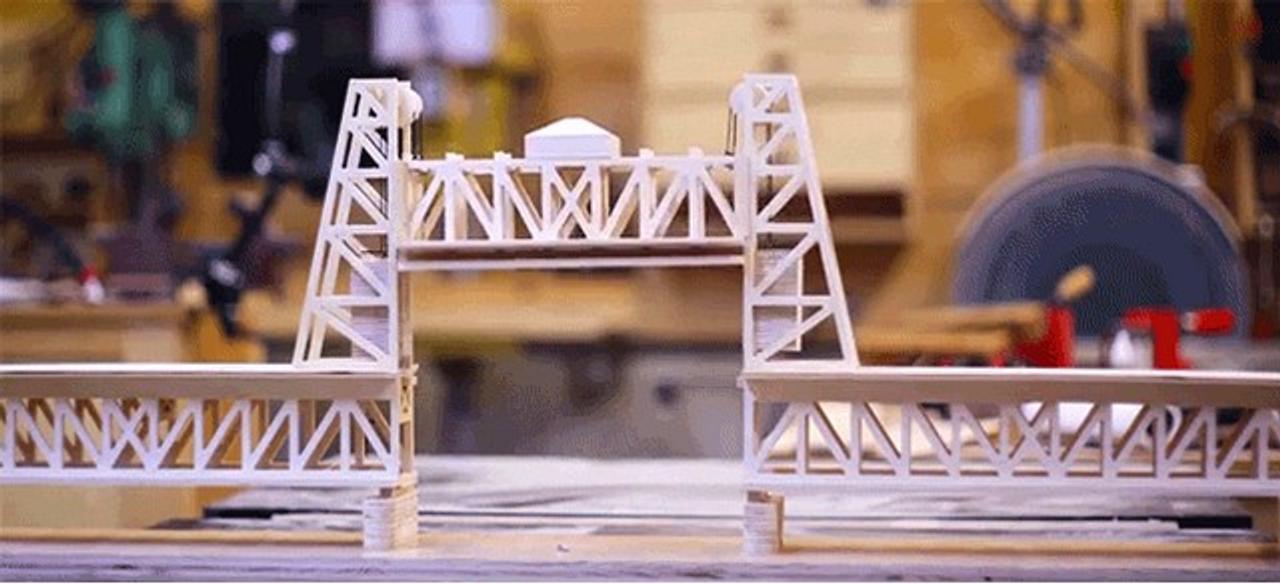 小学3年生（とお父さん）が作った可動橋の模型が本格的