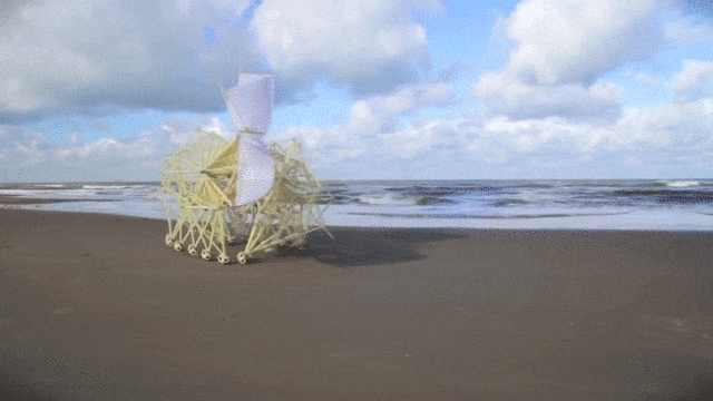 風を動力にして動くアート｢ストランドビースト｣いや、これは生き物だ