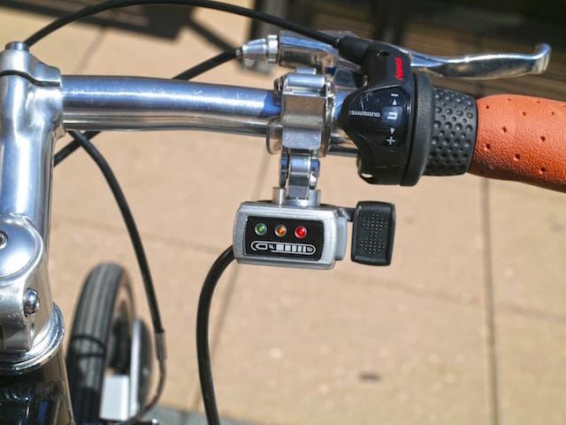 サイモト電動自転車の前輪 前輪部分にポンと付けるだけ。 お手軽な電動自転車キットが楽し