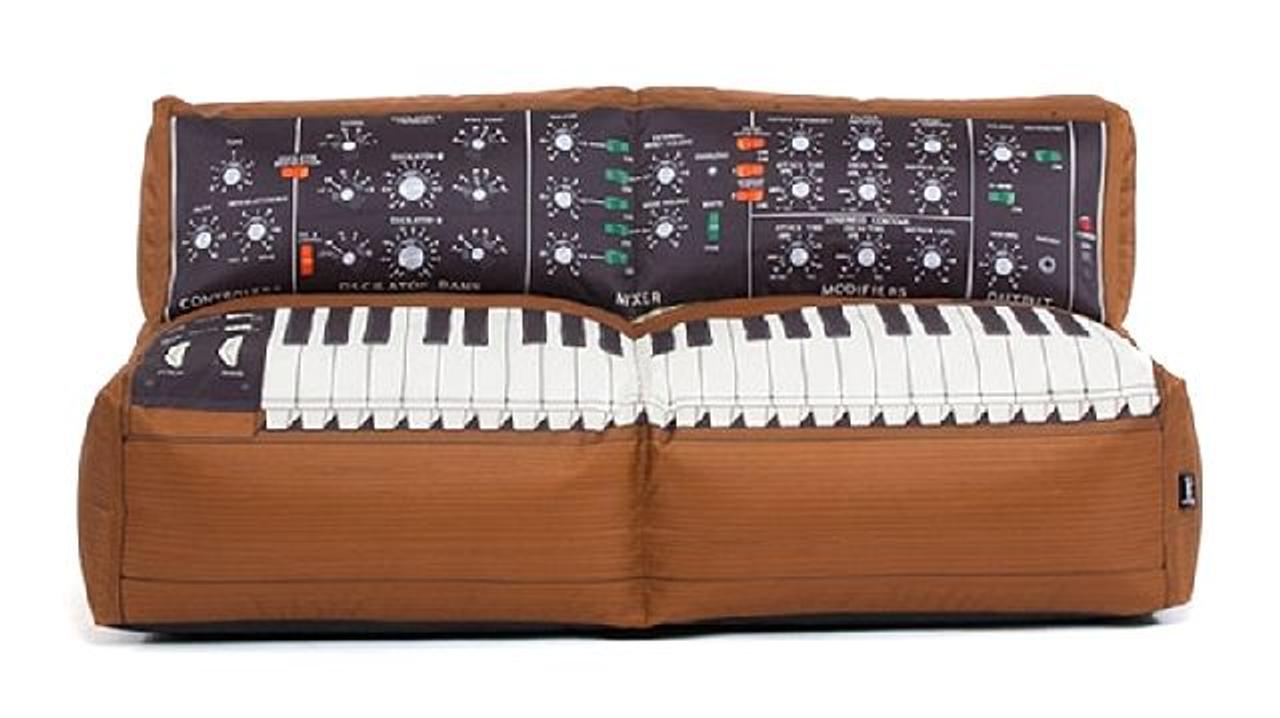 聞こえてくる音はイビキだけなMinimoog。だってソファーだもん