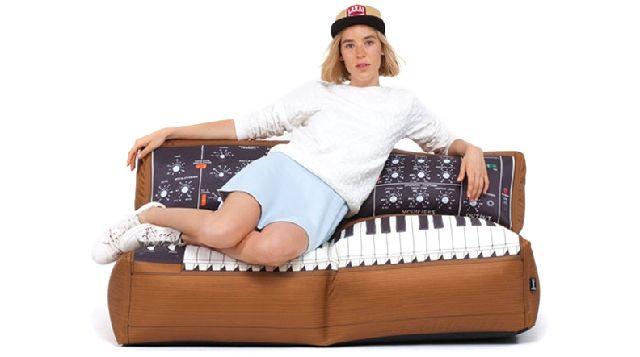20160520_minimoog-sofa2.jpg