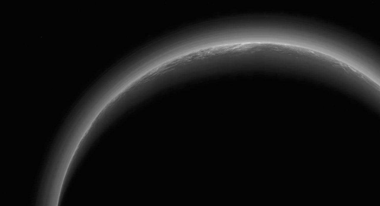 妄想タイムきました。冥王星に浮かぶ光のかたまりを発見