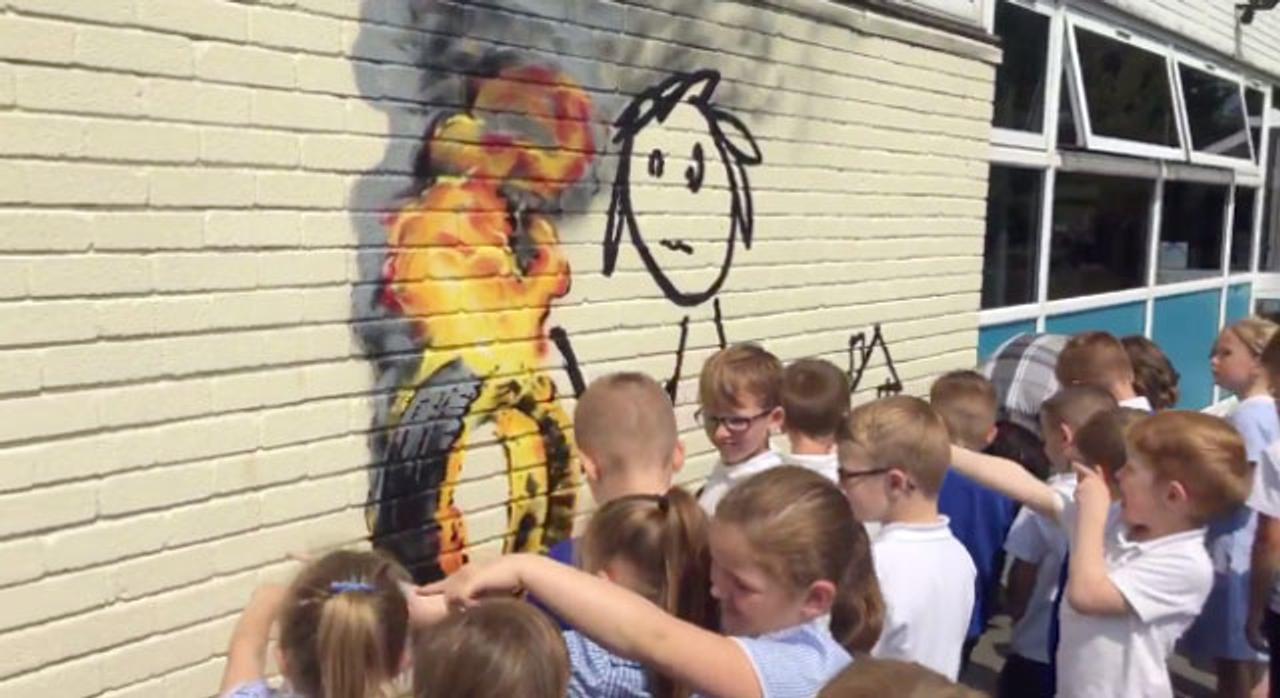 校舎を｢Banksy｣と命名した小学校に、Banksy本人がグラフィティをプレゼント